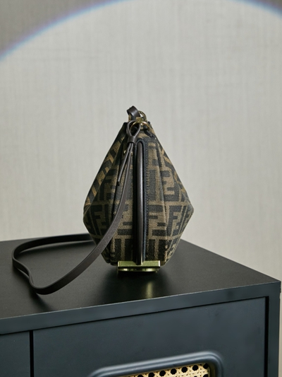 フェンディバッグ側面デザイン